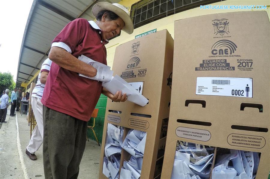 Equatorianos vão às urnas para eleger novo presidente