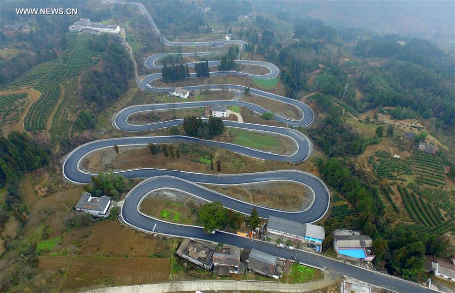 Panorama de estrada sinuosa na montanha da cidade Enshi em Hubei