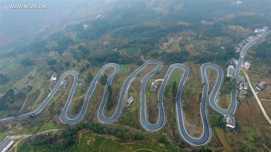 Panorama de estrada sinuosa na montanha da cidade Enshi em Hubei
