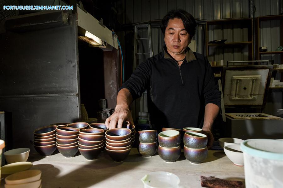 Produção de porcelanas tenmoku em Nova Taipei