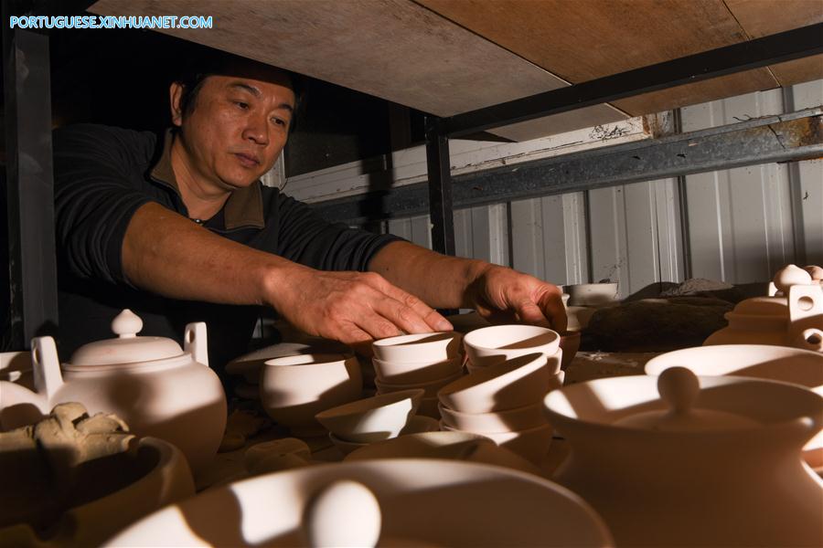 Produção de porcelanas tenmoku em Nova Taipei