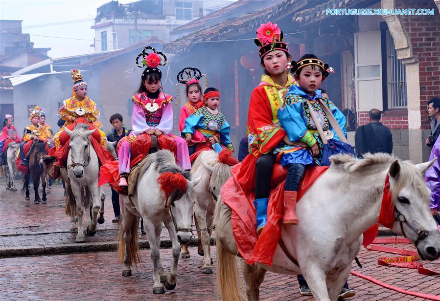 Crianças se vestem de figuras lendárias em desfile a cavalos no sudeste da China