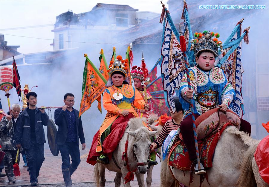 Crianças se vestem de figuras lendárias em desfile a cavalos no sudeste da China