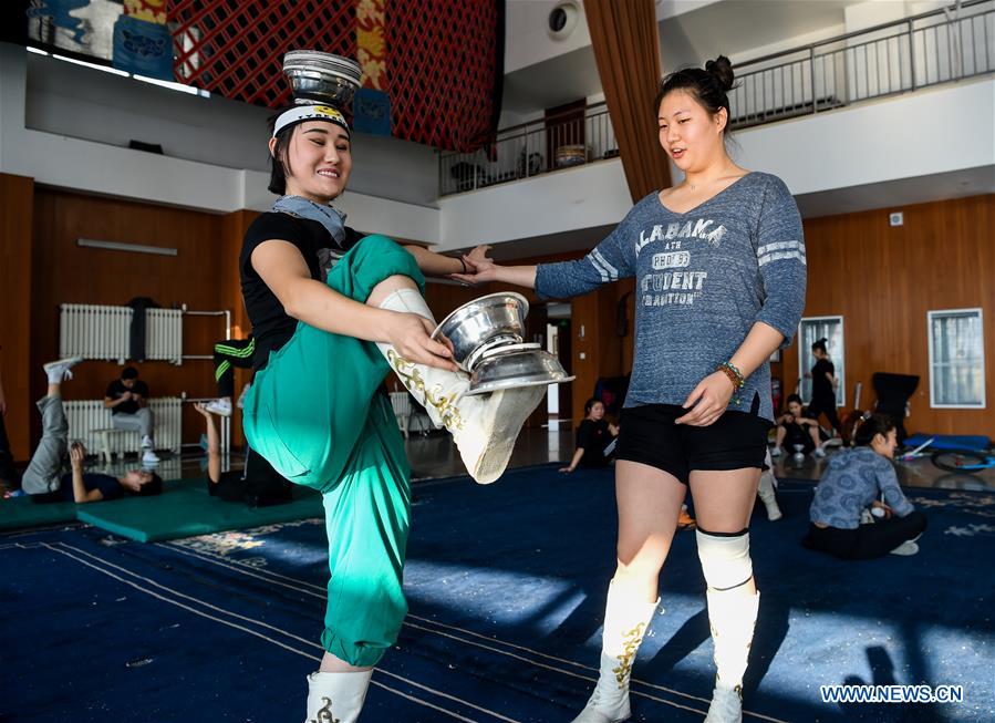 Trupe acrobática chinesa bate recorde do Guinness
