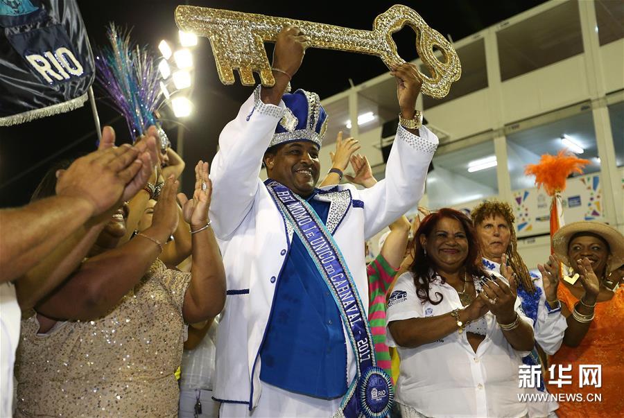 Rio de Janeiro começa carnaval com entrega de chave ao Rei Momo