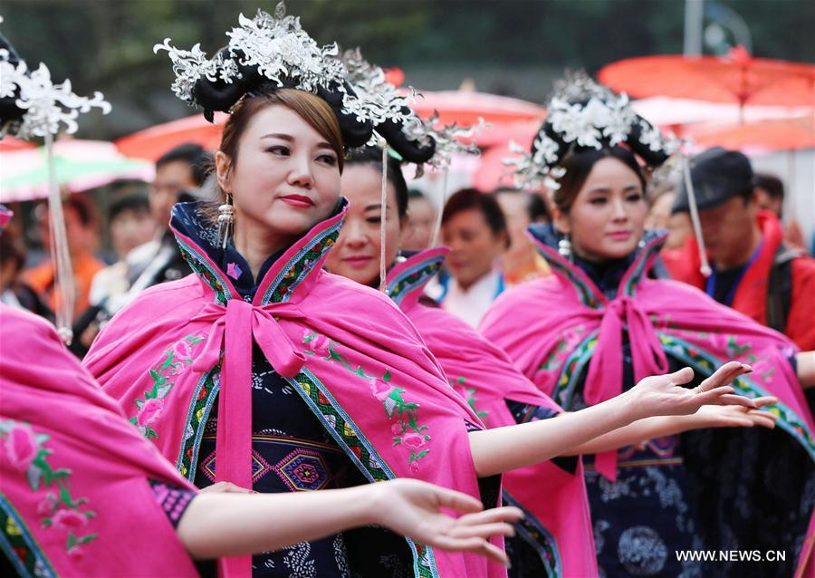 Mulheres apresentam “Qipao” no centro da China