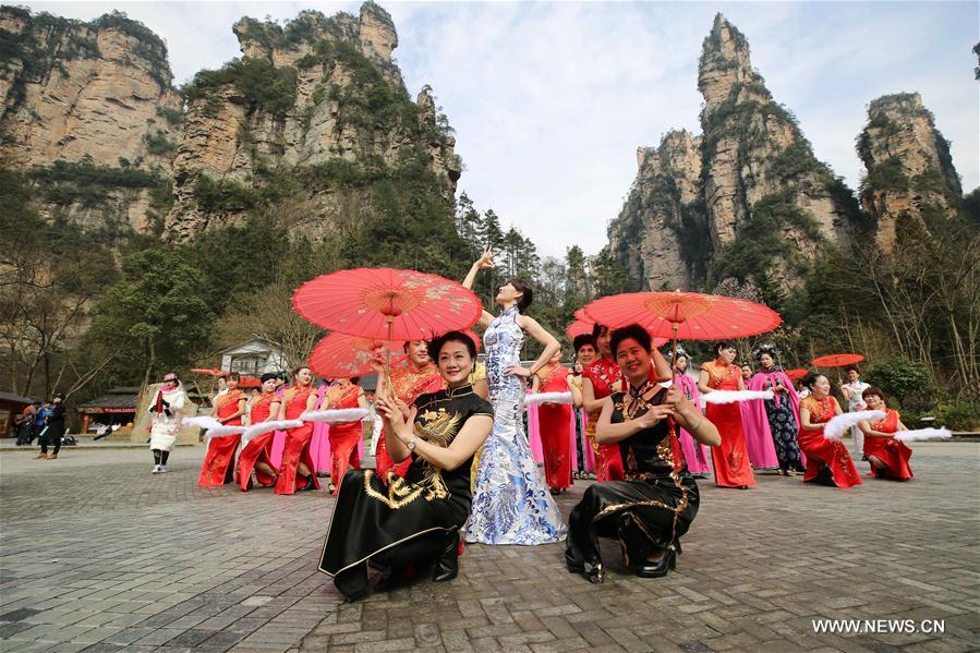 Mulheres apresentam “Qipao” no centro da China