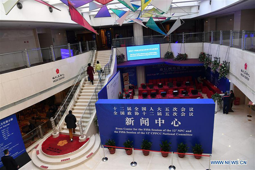 Centro de imprensa para sessões políticas anuais da China abre as portas