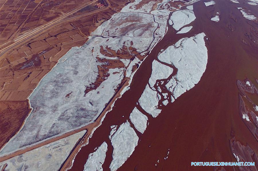 Rio Amarelo começa a descongelar na seção da Mongólia Interior, no norte da China