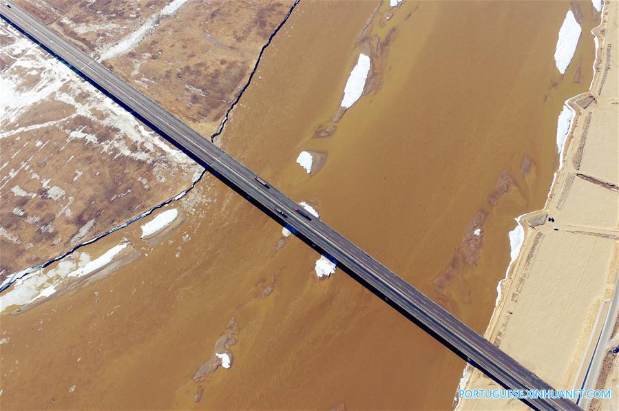 Rio Amarelo começa a descongelar na seção da Mongólia Interior, no norte da China