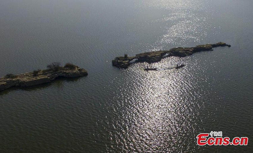 Ponte da Dinastia Ming ressurge após descida do nível de água do Lago Xiannu