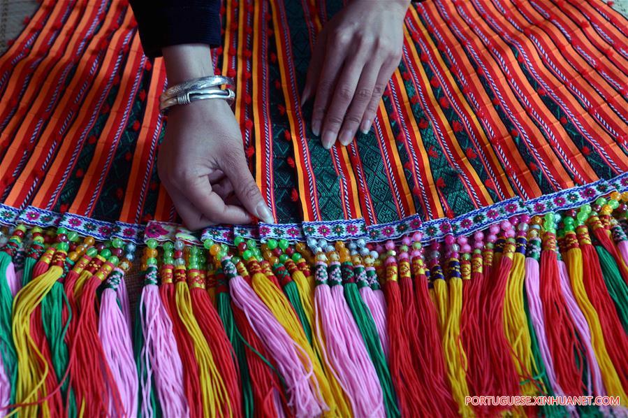 Técnica de brocados ajuda na renda de mulheres do grupo étnico Miao em Guizhou