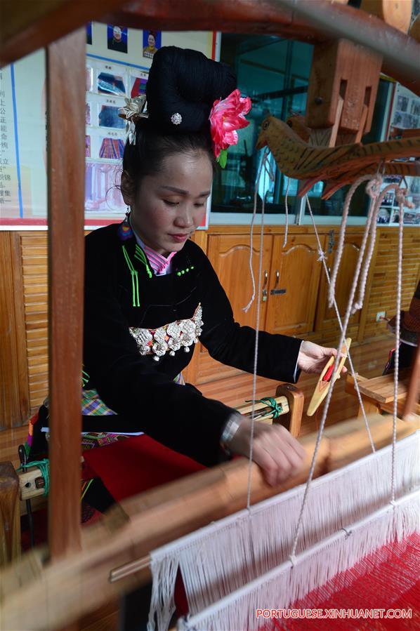 Técnica de brocados ajuda na renda de mulheres do grupo étnico Miao em Guizhou