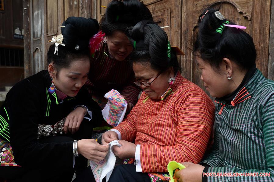 Técnica de brocados ajuda na renda de mulheres do grupo étnico Miao em Guizhou