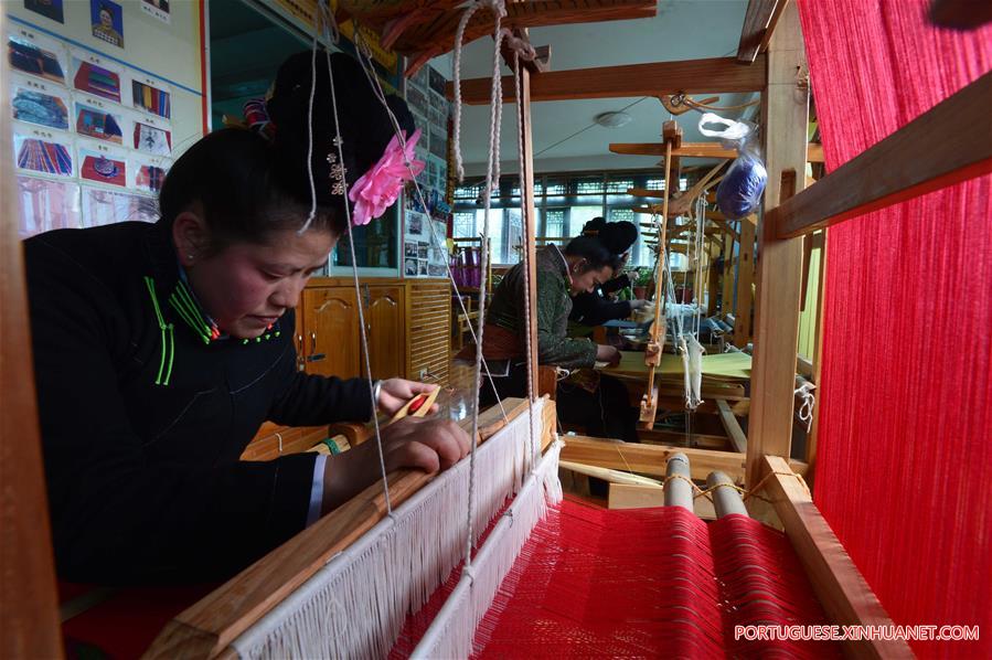 Técnica de brocados ajuda na renda de mulheres do grupo étnico Miao em Guizhou