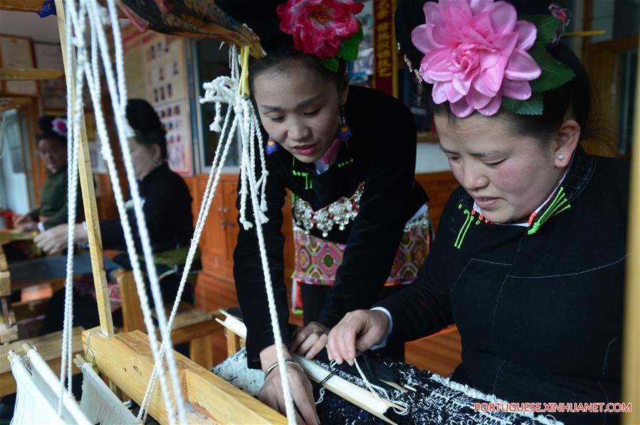 Técnica de brocados ajuda na renda de mulheres do grupo étnico Miao em Guizhou