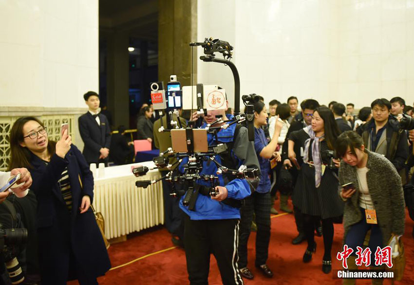 Repórteres usam equipamentos avançados para cobrir coletiva de imprensa da CCPPCh
