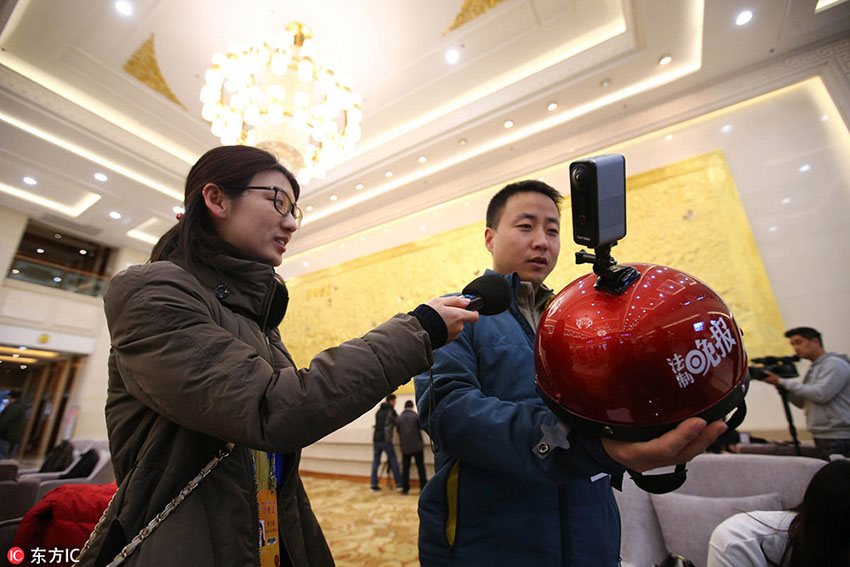 Repórteres usam equipamentos avançados para cobrir coletiva de imprensa da CCPPCh