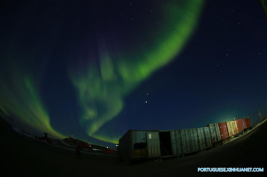 Paisagem da aurora austral no céu sobre a Estação Antártica de Zhongshan