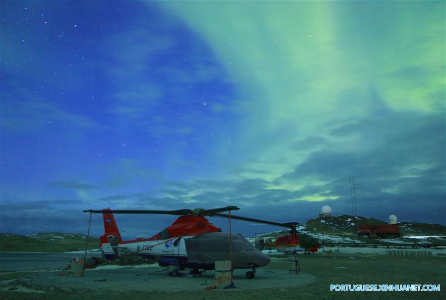 Paisagem da aurora austral no céu sobre a Estação Antártica de Zhongshan