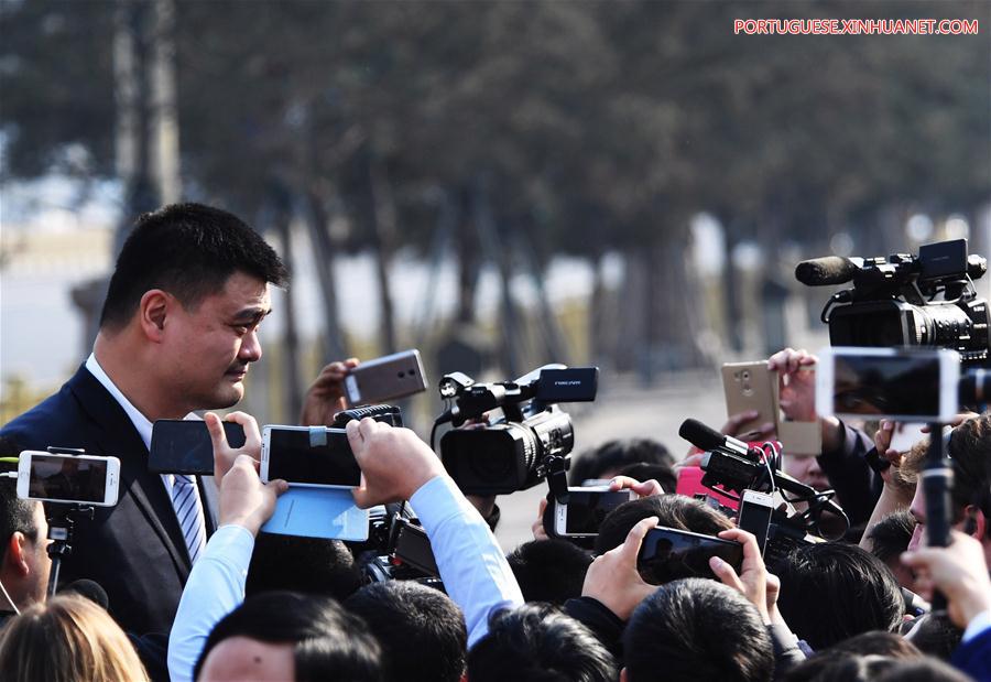 Yao Ming, um membro da CCPPCh, é entrevistado em Beijing