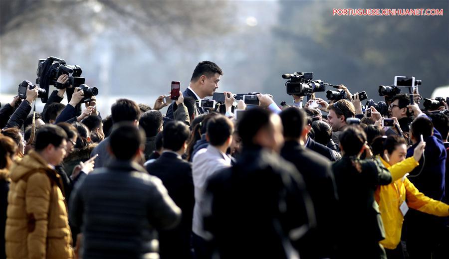Yao Ming, um membro da CCPPCh, é entrevistado em Beijing