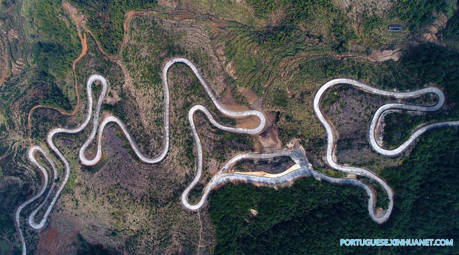 Panorama de estrada sinuosa na província de Fujian no sudeste da China