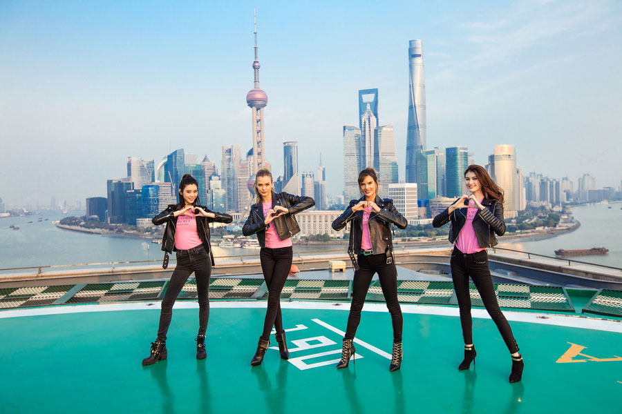 Anjos de Victoria's Secret de visita ao “Bund” em Shanghai