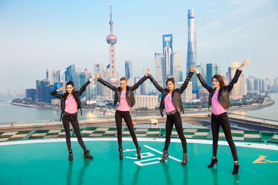Anjos de Victoria's Secret de visita ao “Bund” em Shanghai