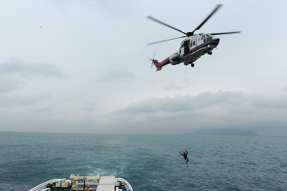 Primeiro navio de resgate chinês com capacidade de pesquisa nas profundezas do oceano entra ao serviço