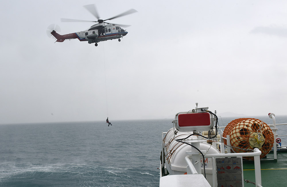 Primeiro navio de resgate chinês com capacidade de pesquisa nas profundezas do oceano entra ao serviço