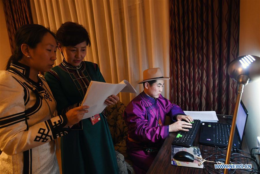 Serviços de idiomas étnicos são prestados durante “Duas Sessões” da China
