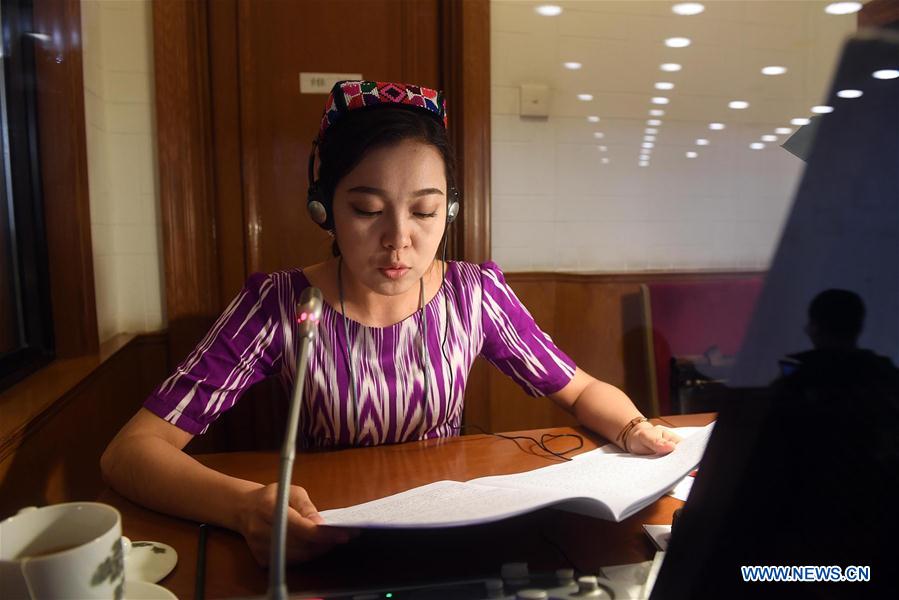 Serviços de idiomas étnicos são prestados durante “Duas Sessões” da China
