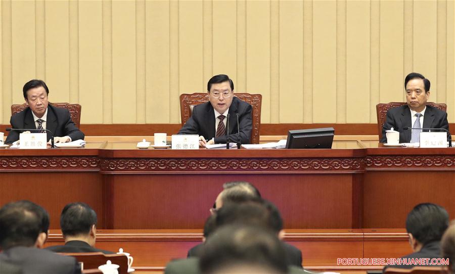 Presidência da sessão legislativa anual da China revisa documentos importantes