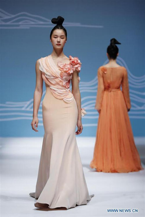 Modelos apresentam criações projetadas pela estilista Chu Yan