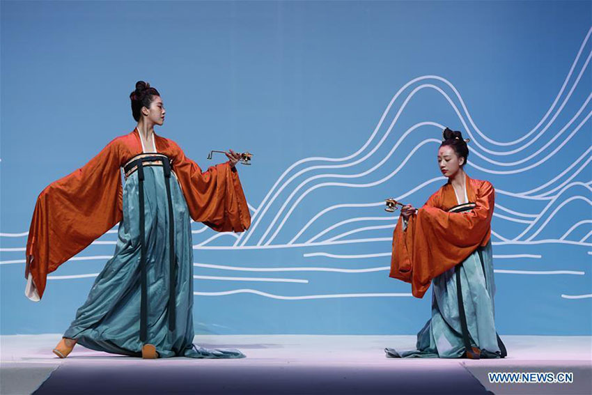 Modelos apresentam criações projetadas pela estilista Chu Yan