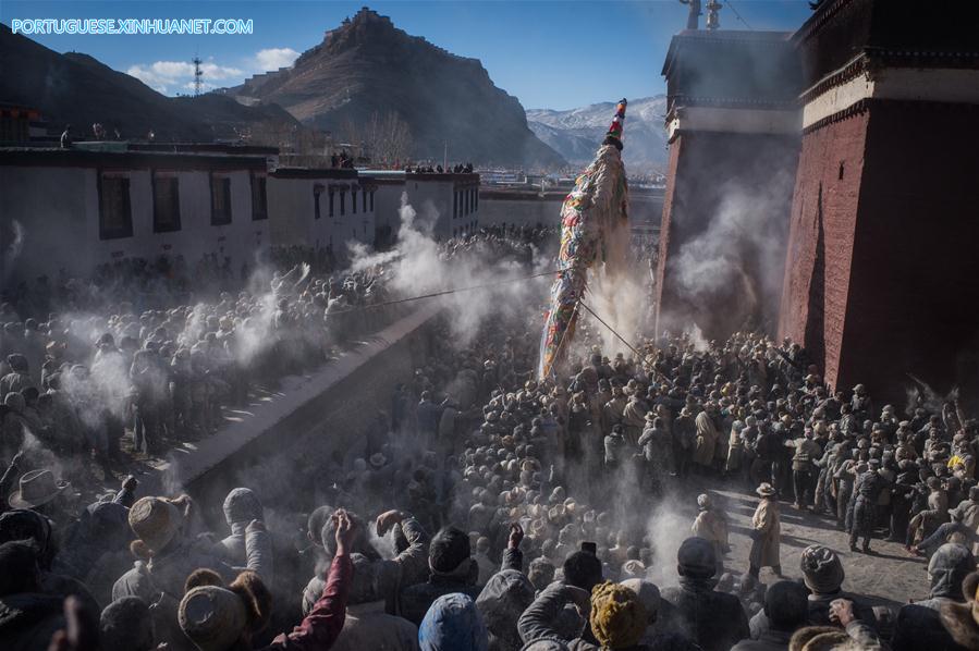 Pessoas oram por prosperidade e boa colheita em culto tradicional no Tibete