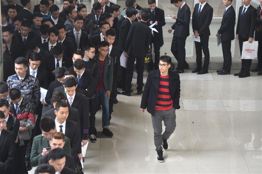 Estudantes participam de teste de recrutamento da Xiamen Airlines em Fuzhou