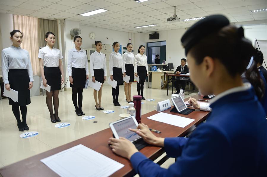 Estudantes participam de teste de recrutamento da Xiamen Airlines em Fuzhou