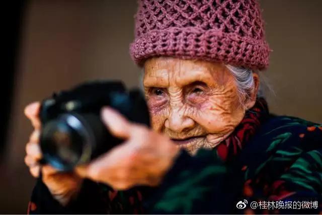Centenária chinesa segue eternizando momentos através das suas fotos