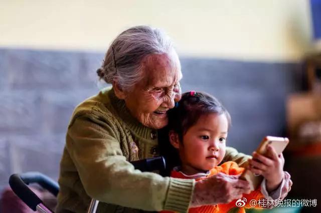 Centenária chinesa segue eternizando momentos através das suas fotos