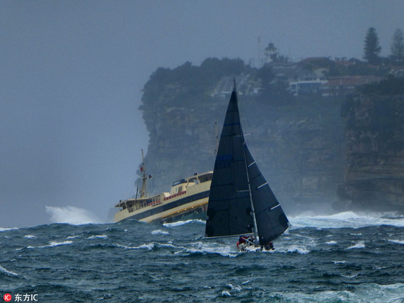 Ondas gigantes atingem barco próximo a porto em Sydney