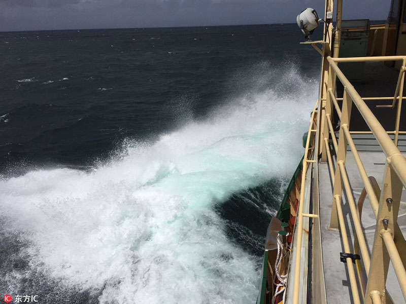 Ondas gigantes atingem barco próximo a porto em Sydney