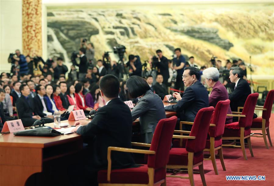 Galeria: Primeiro-ministro chinês Li Keqiang conversa com imprensa
