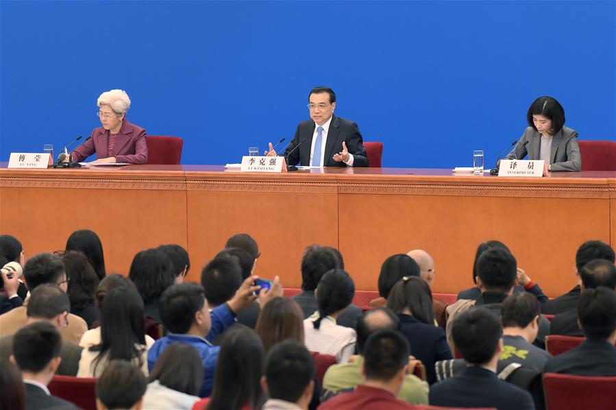 Galeria: Primeiro-ministro chinês Li Keqiang conversa com imprensa