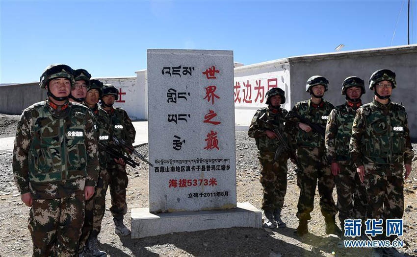 Soldados de fronteira patrulham distrito mais alto da China