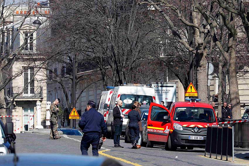 Explosão de envelope deixa um ferido no escritório do FMI em Paris