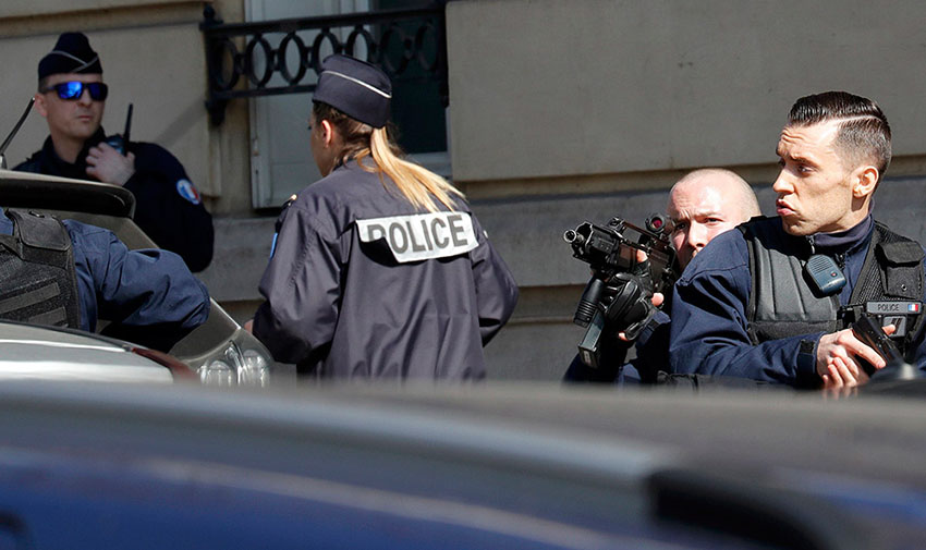 Explosão de envelope deixa um ferido no escritório do FMI em Paris