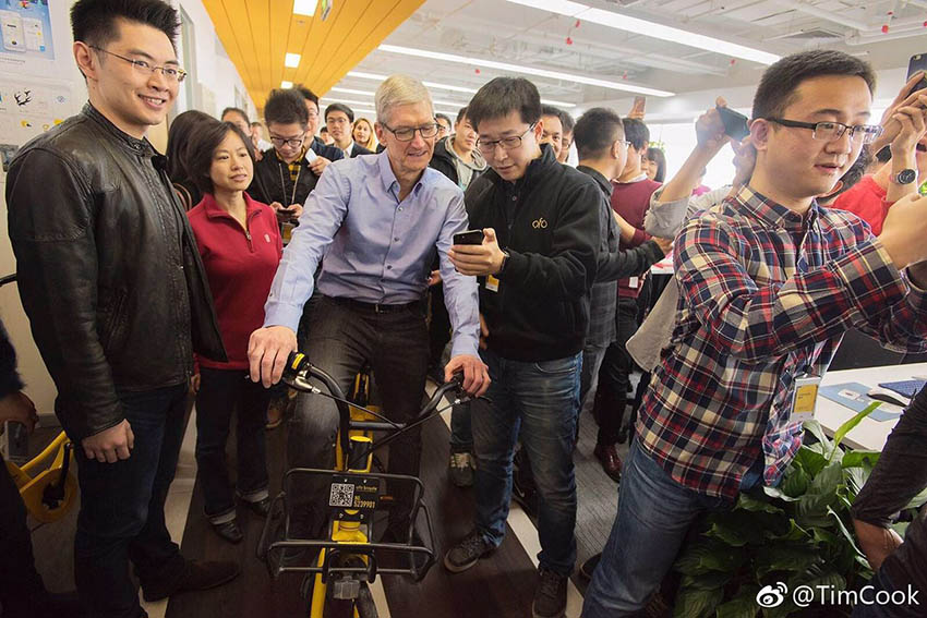 Chefe executivo da Apple visita programadores de aplicativos móveis em Beijing
