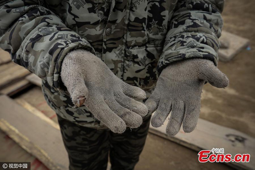 Habitantes de Beijing usam “balsa artesanal” para evitar engarrafamentos